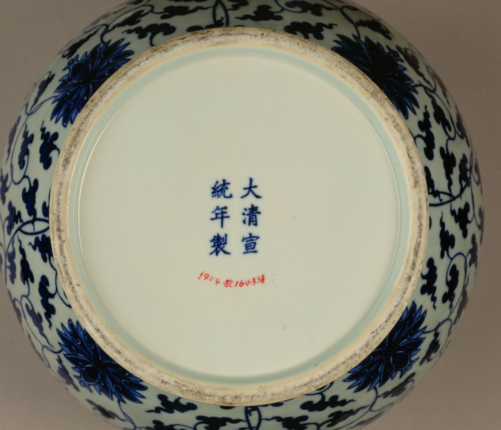 图片[2]-Blue and white covered pot with tangled branches and lotus patterns-China Archive